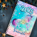 Schattigee eenhoorn roze Glitter aqua monogram 202 Planner<br><div class="desc">Maak weer plezier op school met deze Schattigee gepersonaliseerde nieuwjaarsplanner voor 2025. Het is ontworpen met elegante meisjesachtige iriserende glitterglam in eenhoorn regenboogroze aquakleuren. Om het extra speciaal te maken, is het ook monogram en gepersonaliseerd met naam of initialen of elke tekst die u wilt, klik op de link "verder...</div>