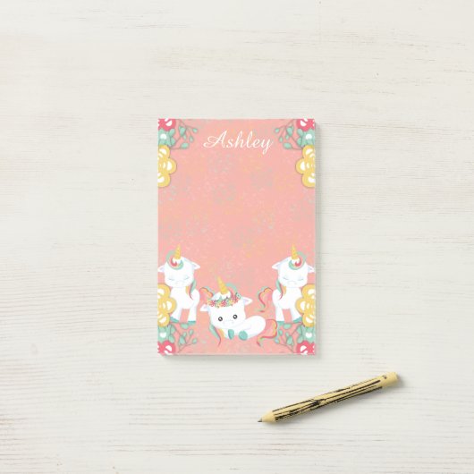 Schattigee eenhoorns en bloemen gepersonaliseerd post-it® notes (Op bureau)