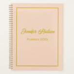 Schattigee Eenvoudige Aangepaste Girly Light Peach Planner<br><div class="desc">Blijf georganiseerd en stijlvol met deze schattige girly maandplanner! Met een lichte perzikhoes met elegante gouden accenten combineert deze planner eenvoud en charme. Het minimalistische ontwerp is perfect voor diegenen die een schone en overzichtelijke look waarderen. Pas de hoes aan met jouw naam of een speciaal bericht om het echt...</div>