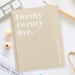 Schattigee Eenvoudige Naam Beige Planner<br><div class="desc">Op zoek naar leuke kerstcadeaus voor vrouwen? Deze Schattigee Simple Name Beige Planner is ideaal om in stijl georganiseerd te blijven. Het is ook een geweldige optie voor collega-kerstcadeau-ideeën voor vrouwen of gepersonaliseerde kerstcadeaus om te maken. Ideaal voor kerstcadeau-ideeën voor vrienden, het past perfect als een van de beste kerstcadeau-ideeën...</div>