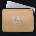 Schattigee Eenvoudige Tan Monogram Naam & Initiaal Laptop Sleeve<br><div class="desc">Een stijlvol monogram op een eenvoudige lichtbruine achtergrond.</div>