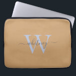 Schattigee Eenvoudige Tan Monogram Naam & Initiaal Laptop Sleeve<br><div class="desc">Een stijlvol monogram op een eenvoudige lichtbruine achtergrond.</div>