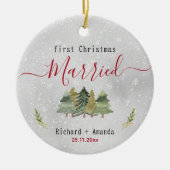 Schattigee eerste kerst getrouwd met groene bomen keramisch ornament (Voorkant)