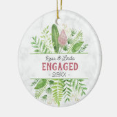 Schattigee eerste Kerst verloving bloemengroen Keramisch Ornament (Links)