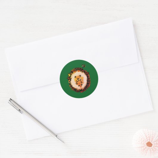 Schattigee egel in herfstbladeren ronde sticker (Envelop)
