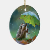 Schattigee egel met een bladparaplu keramisch ornament (Rechts)