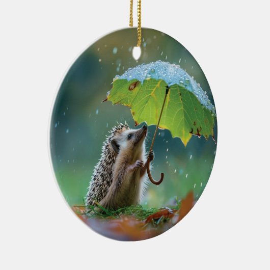 Schattigee egel met een bladparaplu keramisch ornament (Rechts)