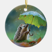 Schattigee egel met een bladparaplu keramisch ornament (Voorkant)