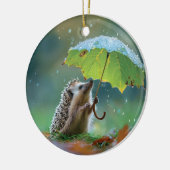 Schattigee egel met een bladparaplu keramisch ornament (Links)