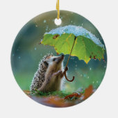 Schattigee egel met een bladparaplu keramisch ornament (Achterkant)