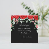 Schattigee elegante zwarte en rode bloemen bruilof bedankkaart (Staand voorkant)