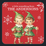 Schattigee  Elfen Classic Christmas Custom Vierkante Sticker<br><div class="desc">Deze leuke stickers zijn voorzien van een schattig paar elfen in  elfrood en groen gewaad met cadeaus en snoepstokken tegen een kerstrode achtergrond met sneeuwvlokken. De woorden hierboven lezen "een beetje iets van" en voeg vervolgens uw familienaam of uw voornaam (en) toe.</div>