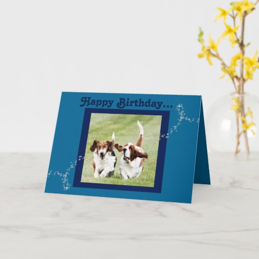 Schattigee en Grappige Basset Hound Verjaardag Kaa Kaart (Gele Bloem)