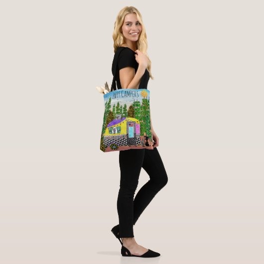 Schattigee en kleurrijke Happy Camper Canvas tas (Op model)