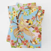 Schattigee en vrolijke vogels tussen de voorjaarsb inpakpapier vel (In situ)