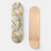 Schattigee en vrolijke vogels tussen de voorjaarsb persoonlijk skateboard (Voorkant)