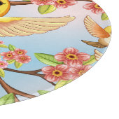 Schattigee en vrolijke vogels tussen de voorjaarsb snijplank (Hoek)