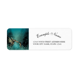 Schattigee fee met stoomdraak in een fantasiebos etiket