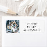 Schattigee Feestelijke Witte Tiny Home Christmas Etiket<br><div class="desc">Gepersonaliseerde Vakantie retour adres label stickers. Schattigee kleine witte feestelijke kleine huis op een besneeuwde winterdag ingericht in leuke kerstslinger,  kransen en lichten.</div>