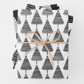 Schattigee feestelijke zwart witte kerstbomen inpakpapier vel (In situ)