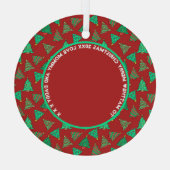 Schattigee foto en groene kerstbomen | Rode naam Glas Ornament (Achterkant)