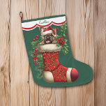 Schattigee Franse buldog puppy gluren Grote Kerstsok<br><div class="desc">Deze Holiday kous heeft een afbeelding van een schattige kleine Franse Bulldog puppy gluren uit een rode kous. Het afbeelding wordt omringd door holle, rode bessen en poinsettia bloeit, en is geplaatst op een kerstgroene achtergrond. Een wit geschulpte randontwerp met rode rand houdt uw aangepaste naam bovenaan. De achterkant van...</div>