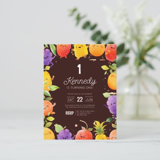 Schattigee fruitverjaardagsuitnodiging briefkaart (Staand voorkant)