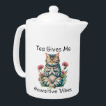 Schattigee Funny Yoga Kat in Blooming Serenity Tea Theepot<br><div class="desc">Voeg onze Schattigee Funny Yoga Cat in Blooming Serenity Tea Lover theepot toe aan uw keuken & eetkamer accessoires. Deze schattige kattentheepot is een humoristisch cadeau voor elke theeliefhebber, kattenmoeder, kattenvader of yogi, die van hun cafeïne houdt! Waterverf Yogakat is een prachtig bloemenontwerp, met een grappig toneelstuk over "Positive Vibes",...</div>