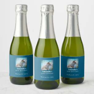 Schattigee Furry Fox op Blue Grunge Achtergrond Ve Sparkling Wijnetiket