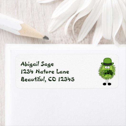 Schattigee Fuzzy Leprechaun en Clovers Irish Etiket (Insitu)