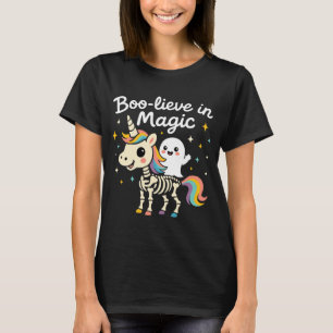 Schattigee geest rijdt op een eenhoorn skelet t-shirt