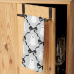 Schattigee geesten met Coquette Black Bows Hallowe Theedoek<br><div class="desc">Wanneer je stijl is zoet en spookachtig, voeg deze schattige keukenhanddoek aan uw ruimte en breng de charme van vrolijke geesten en de coquette girly gothic vibes met zwarte bogen. Charmante handgetekende illustraties voelen feestelijk en leuk aan en de absorberende handdoek is perfect voor het opruimen van het diner dit...</div>