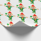 Schattigee gelukkige kabouter met klaver cadeaupapier (Hoek)