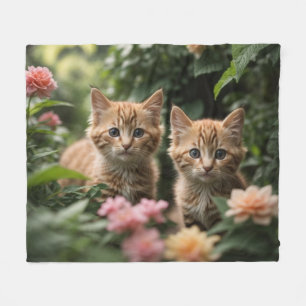 Schattigee gember Kittens die een weelderige tuin Fleece Deken
