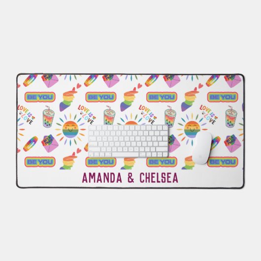 Schattigee gepersonaliseerde LGBTQ+ Pride Desk Mat (Keyboard & Muis)