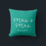 Schattigee gewoonte mevrouw en mevrouw. kussen<br><div class="desc">Mrs en Mrs paar kussens,  aanpasbaar met uw eigen naam en uw favoriete kleuren.</div>
