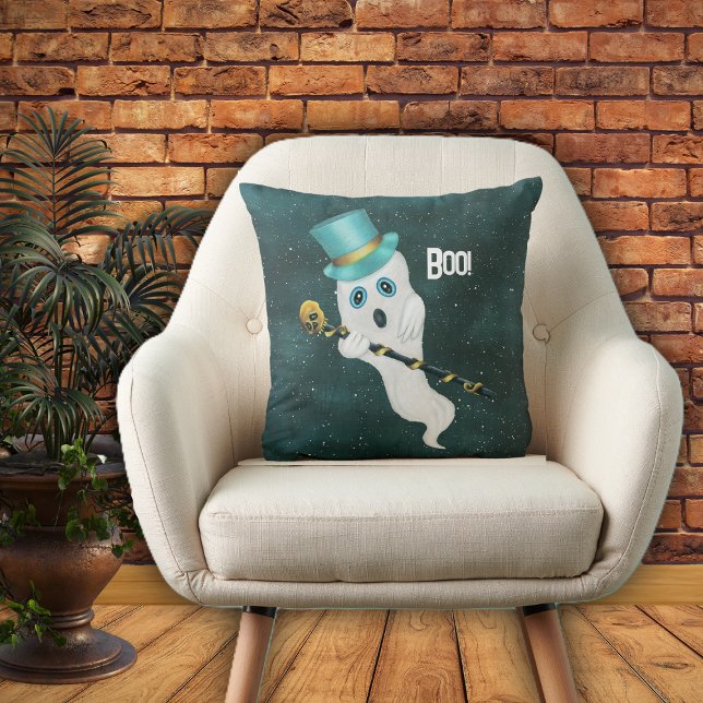 Schattigee Ghost Drijvend in Sky Skull Cane Blue T Kussen (Ghost silly face in top hat with skull cane floating in night sky with stars on Halloween pillow.)
