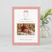 Schattigee Gingham Monogrammed Kerstgeboorte Aankondiging (Staand voorkant)