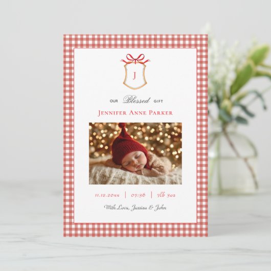 Schattigee Gingham Monogrammed Kerstgeboorte Aankondiging (Staand voorkant)