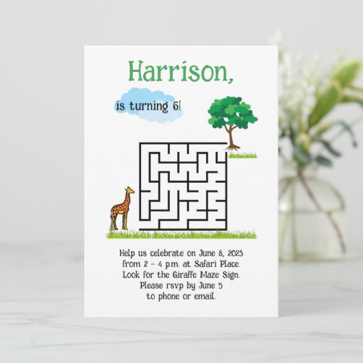 Schattigee giraf en boomdoolhof puzzel verjaardags kaart (Staand voorkant)