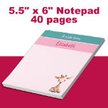 Schattigee giraffe aangepaste naam roze kinderen notitieblok<br><div class="desc">Dit schattige 5, 5" x 6" notitieblok is ideaal voor kinderen die graag hun stempel drukken! Met 40 pagina's heeft het een super schattig giraffe-ontwerp naast de uitdrukking "A Note From", klaar om te worden gepersonaliseerd met de naam van uw kind. Of het nu gaat om het noteren van herinneringen,...</div>