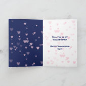 Schattigee Giraffe hoog op je Valentijn Kaart (Binnen)