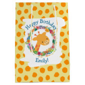 Schattigee Giraffe met een bloemenkrans Custom Bir Medium Cadeauzakje (Achterkant)