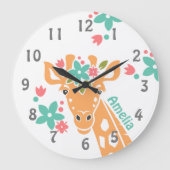 Schattigee Giraffe met Flower Crown gepersonalisee Grote Klok (Voorkant)