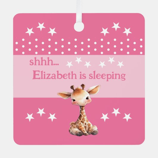 Schattigee giraffe shhh voeg naam is slapende roze metalen ornament (Voorkant)