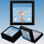 Schattigee giraffe-sterren Voeg naam toe Blue Keep Cadeaudoosje<br><div class="desc">Keepsake Gift Box voor kinderen. Personaliseer met een naam. Met een schattige giraffe,  stippen en sterren met de kleuren blauw en wit.</div>