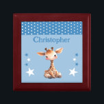 Schattigee giraffe-sterren Voeg naam toe Blue Keep Cadeaudoosje<br><div class="desc">Keepsake Gift Box voor kinderen. Personaliseer met een naam. Met een schattige giraffe,  stippen en sterren met de kleuren blauw en wit.</div>
