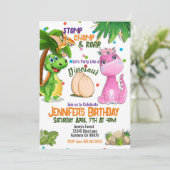 Schattigee Girly Dinosaur verjaardagsuitnodiging Kaart (Staand voorkant)