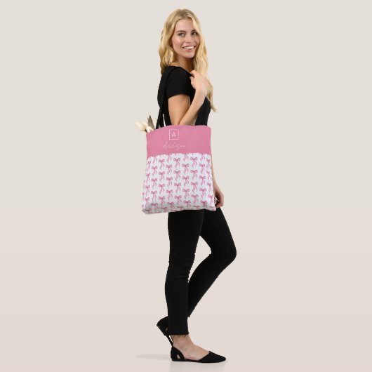 Schattigee Girly gepersonaliseerde Monogram Roze B Tote Bag (Op model)