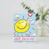Schattigee glimlachende zonneschijn houden stralen briefkaart (Staand voorkant)